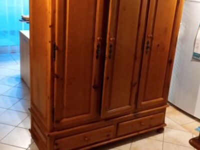 Armoire pin massif