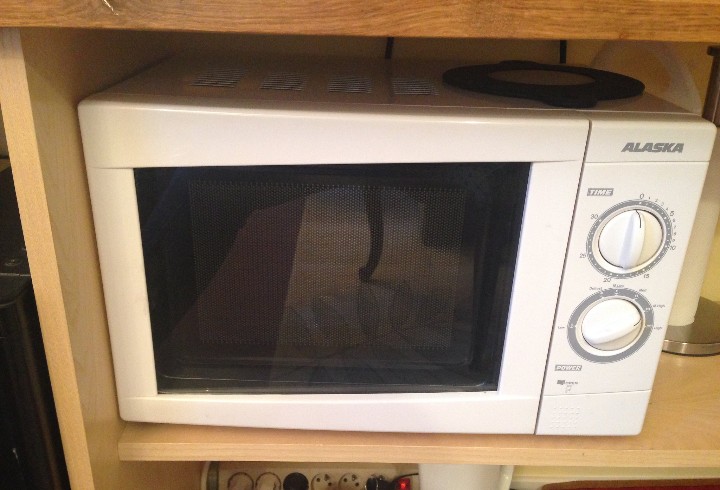 Micro-ondes compact blanc