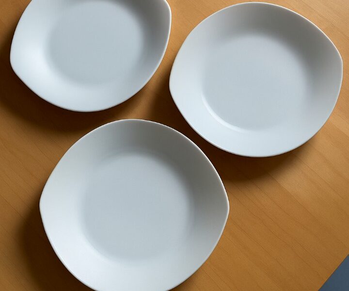 trois assiettes blanches