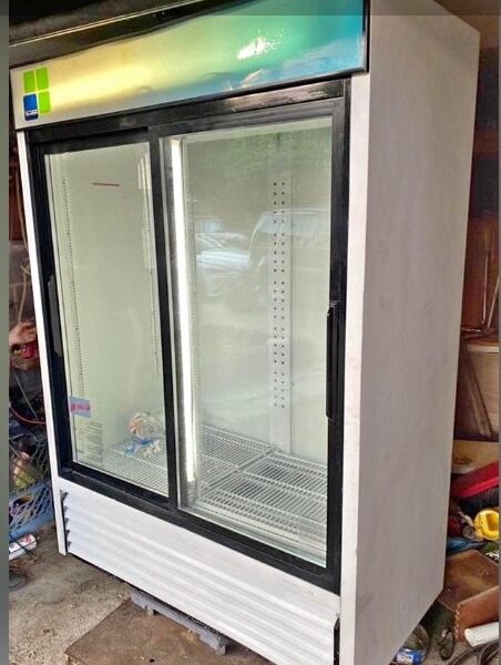 Réfrigérateur vitrine à portes coulissan